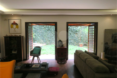 Casa à venda com 4 quartos, sendo 2 suítes, no condomínio Vila das Flores, São Paulo - SP