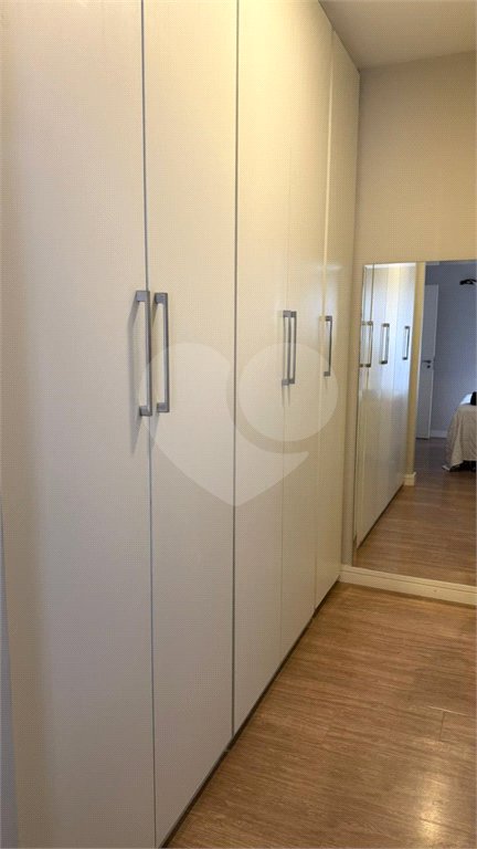 Apartamento de 130 m² com três dormitórios, sendo uma suíte, com armários embutidos, dependências de empregado e lavabo