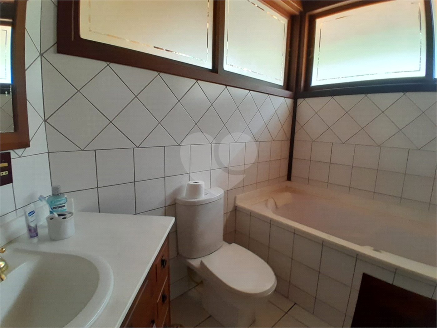 Casa à venda com 4 quartos, sendo 2 suítes, no condomínio Cantareira, Mairiporã - SP