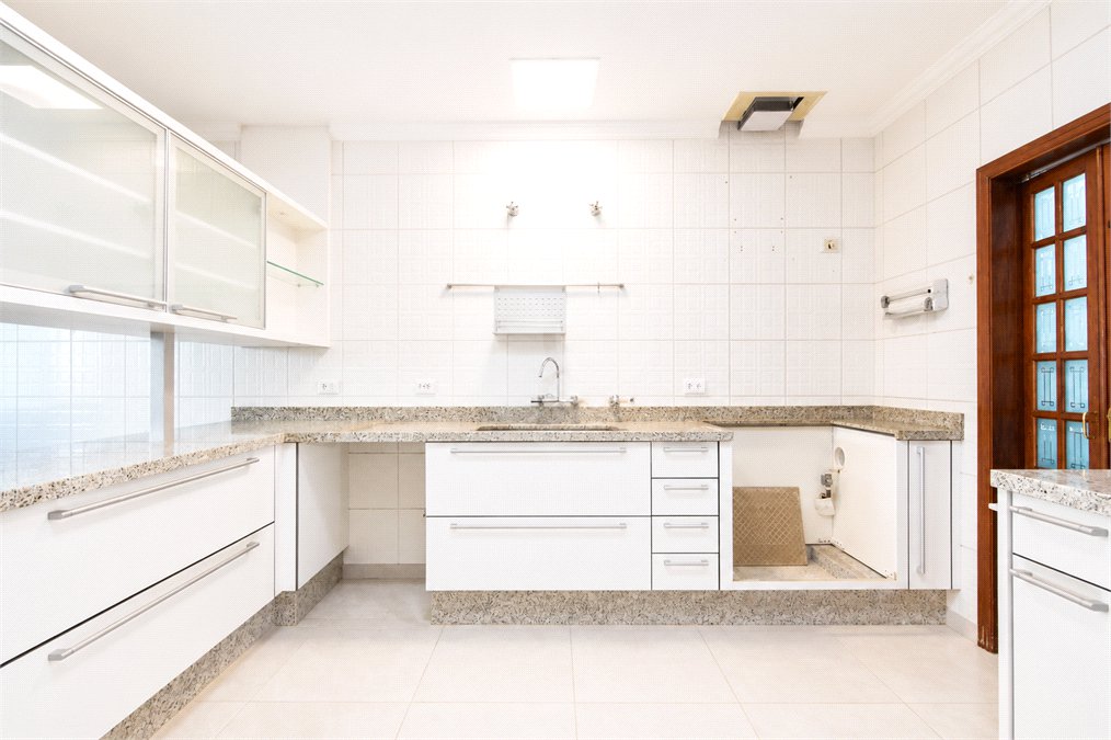 Casa à venda ou para alugar com 4 suítes no condomínio Vila das Emboabas, São Paulo - SP