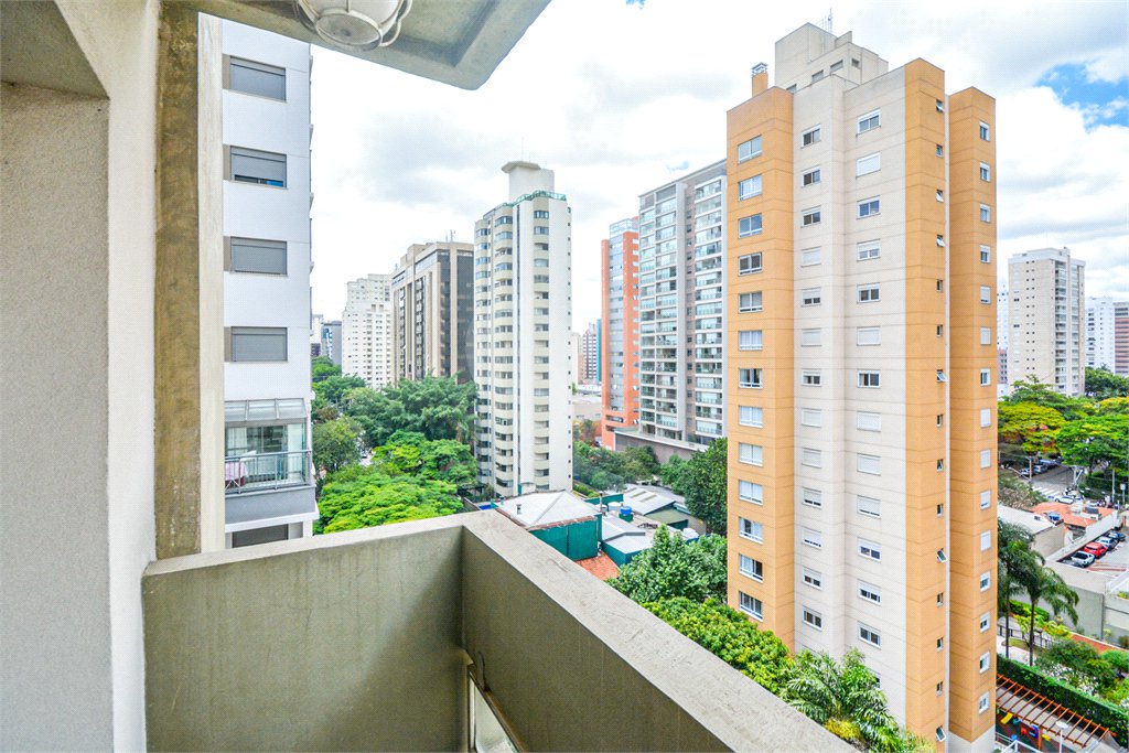 Apartamento à venda com 3 quartos, sendo 1 suíte,  em Moema, São Paulo, SP