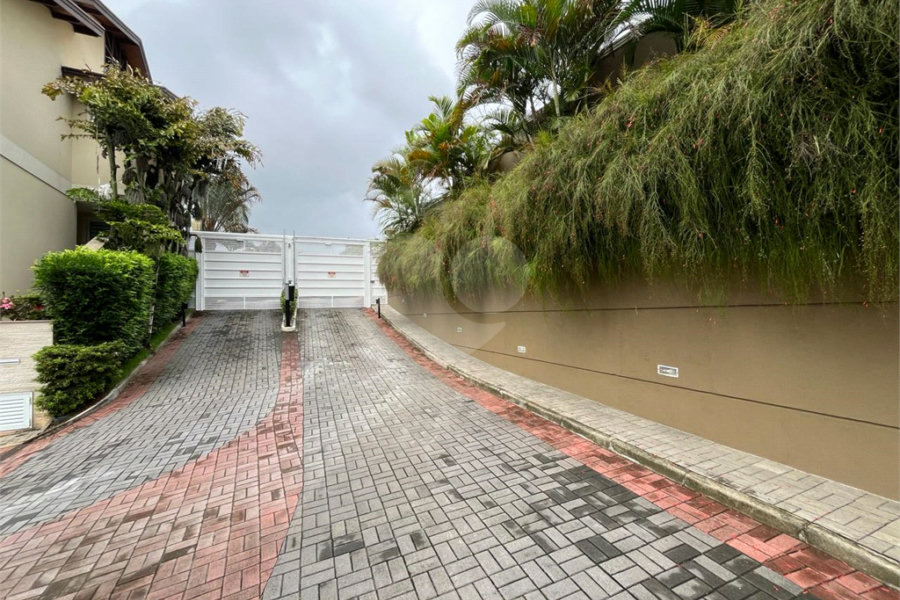 Casa à venda com 4 quartos, sendo 2 suítes, no condomínio Floradas da Serra, São Paulo - SP
