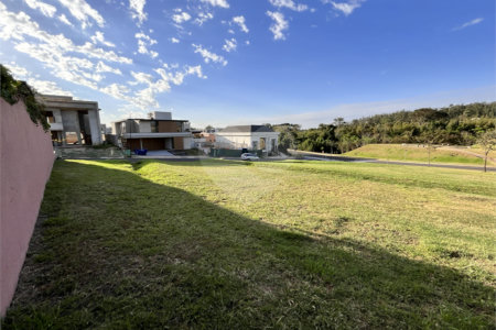 Terreno à venda no condomínio Villa dos Pinheiros, Indaiatuba - SP