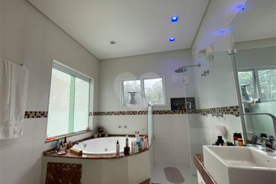 Casa com 4 quartos em condomínio fechado com piscina