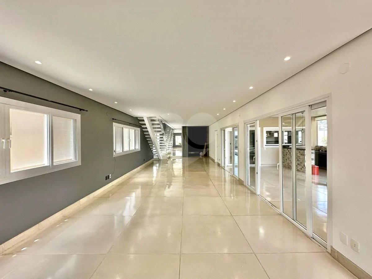 Casa em condomínio Impecável, 4 dorms / 2 suítes, varanda gourmet, piscina, 3 lareiras