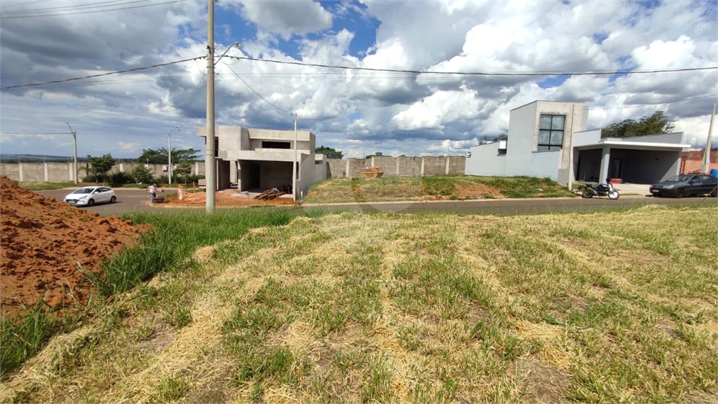 Lote à Venda em São Carlos, no Condomínio Villeneuve I
