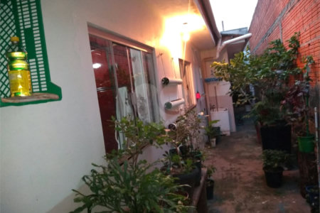 Casa térrea no Antenor Garcia.