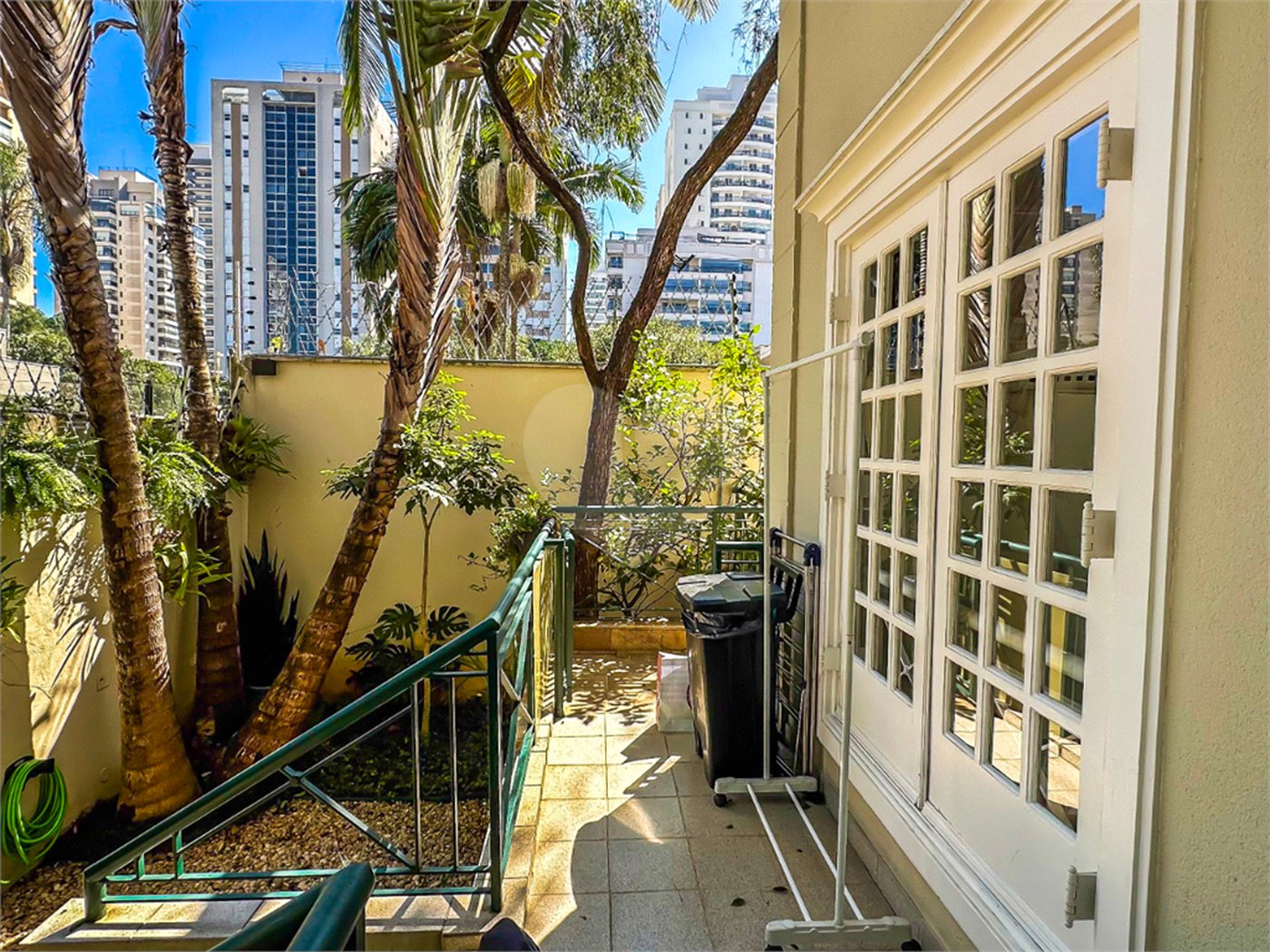 Casa à venda com 5 quartos, sendo 4 suítes, no condomínio Bounganville, São Paulo - SP