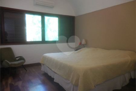 Casa à venda com 4 quartos, sendo 1 suíte,  em Interlagos, São Paulo, SP