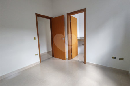 Casa térrea em Atibaia com 3 suítes, sala 2 ambientes, 2 vagas garagem, excelente localização, pronta para morar