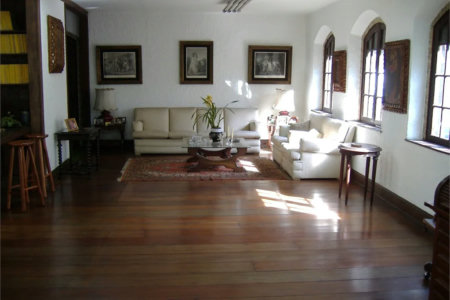Sobrado em estilo Tudor com edícula independente à venda –