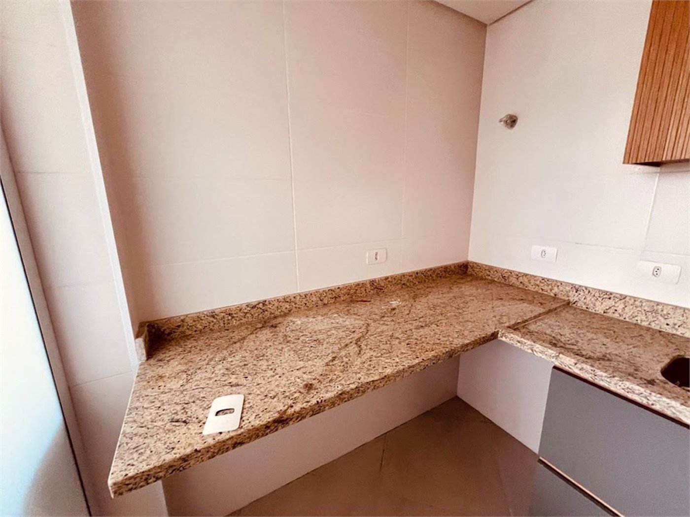 Apartamento com Varanda Gourmet em Condomínio Clube na Enseada – 2 Dormitórios