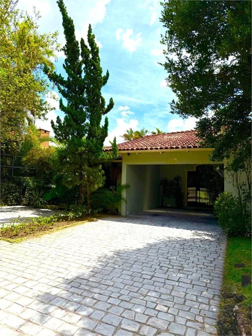 Sobrado à venda com 5 quartos, sendo 3 suítes, em Jardim Leonor, São Paulo, SP