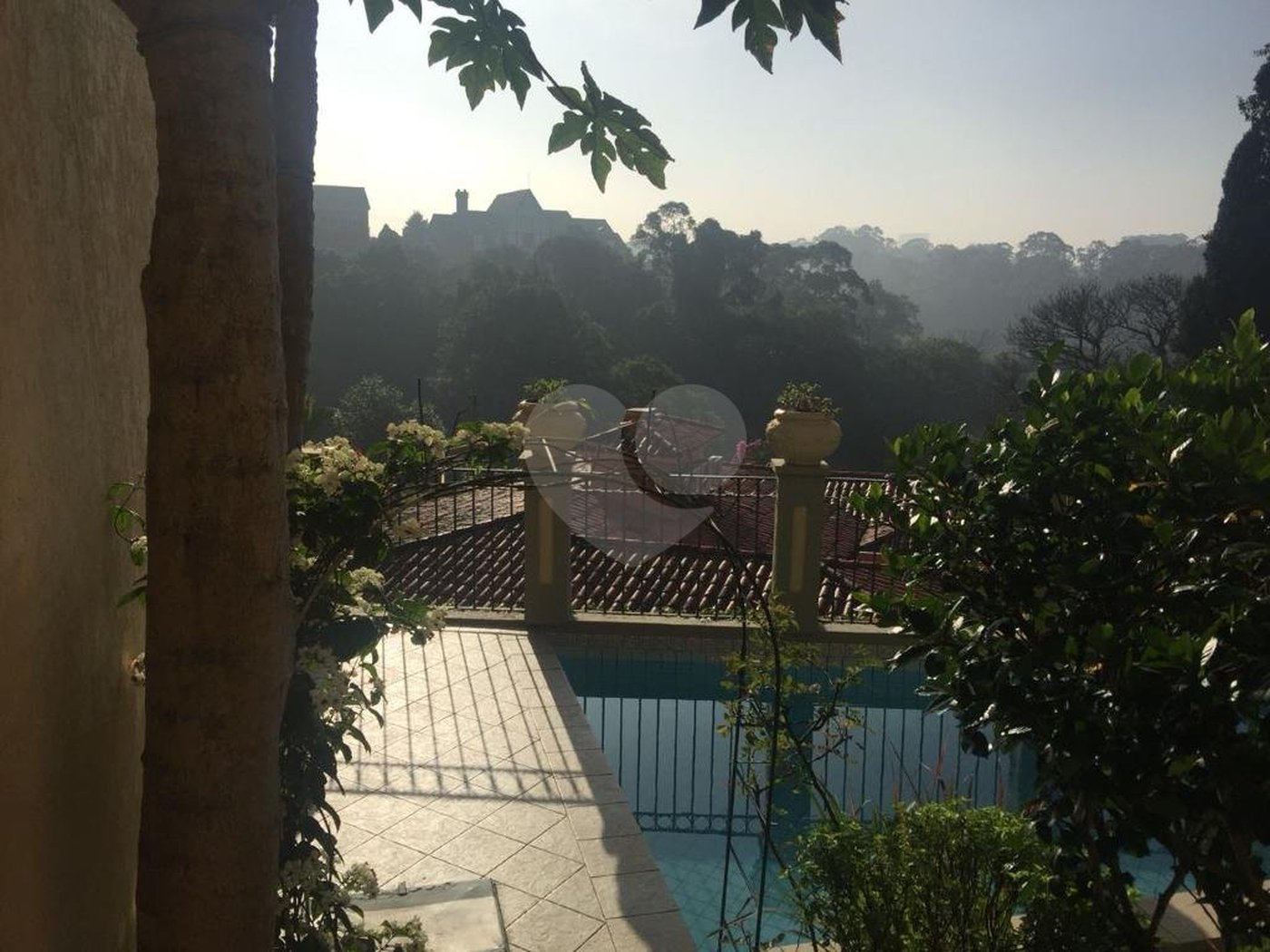 Casa à venda com 5 quartos, sendo 4 suítes, no condomínio Jardim Vitória Régia, São Paulo - SP