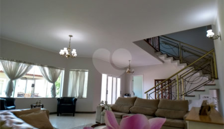 Casa à venda com 3 quartos, sendo 2 suítes,  no condomínio Vila Hípica I, Vinhedo - SP