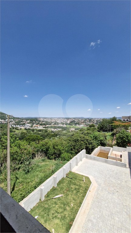 Casa à venda com 4 quartos, sendo 2 suítes, no condomínio Jaboticabeiras, Atibaia - SP