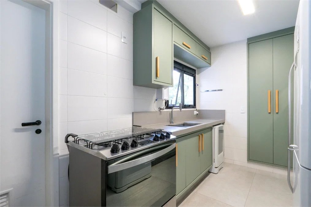 Apartamento à venda com 3 quartos, sendo 1 suíte, em Jardim Morumbi, São Paulo, SP