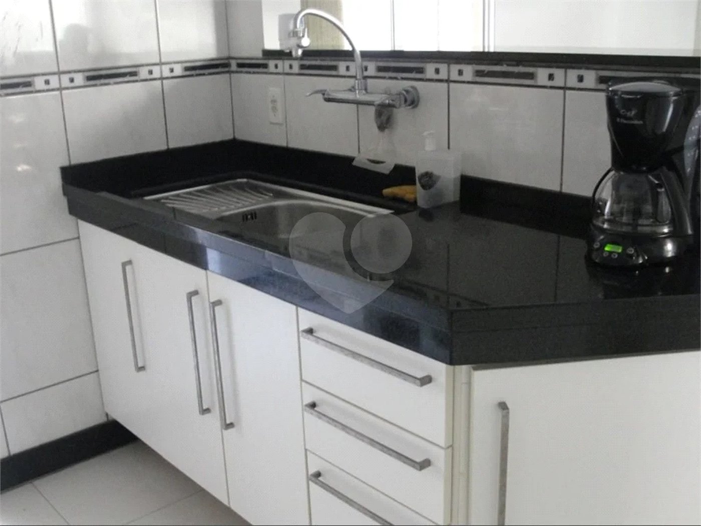 Casa à venda com 3 quartos, sendo 1 suíte, no condomínio Village Jardim Versailles, Jundiaí - SP