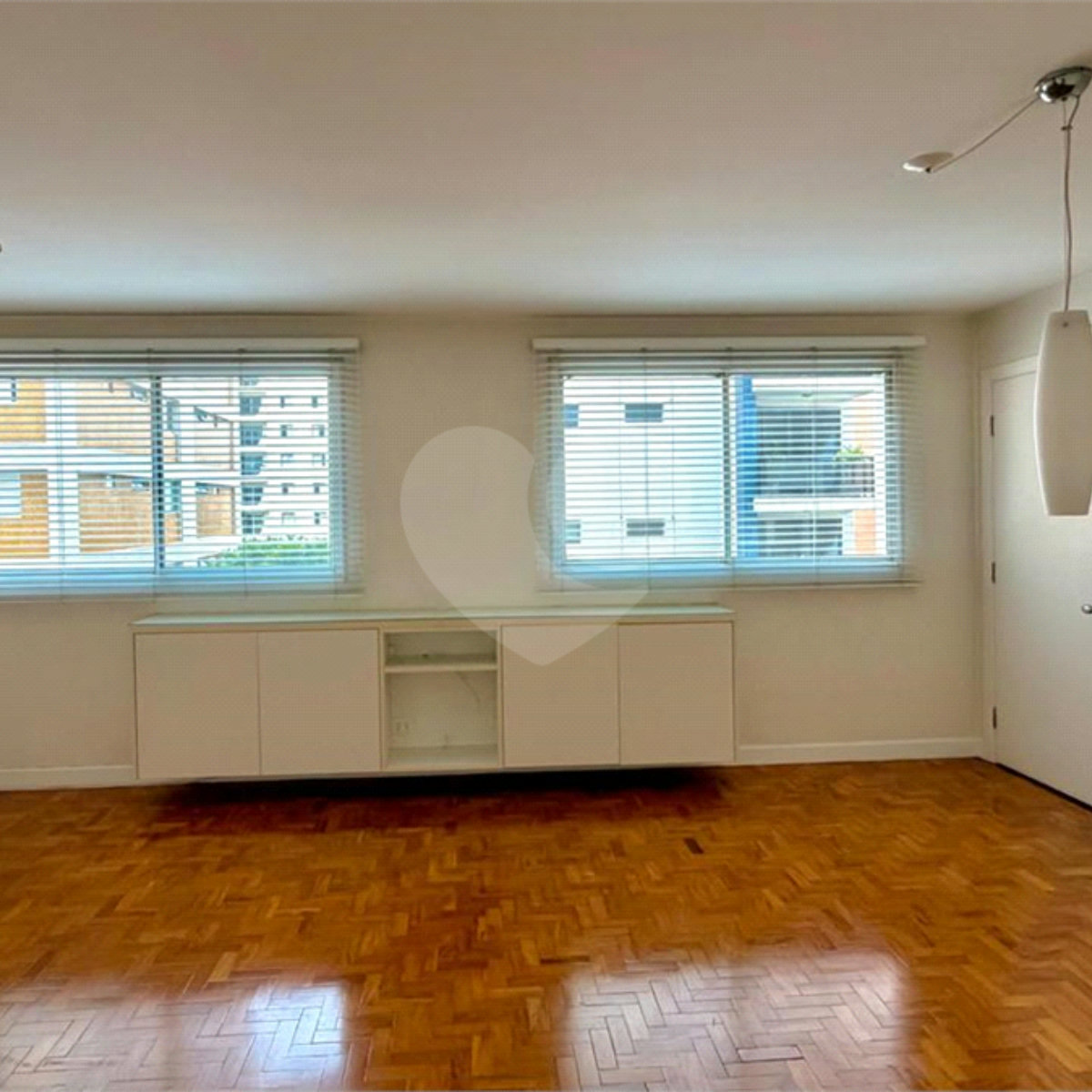 Apartamento à venda com 3 quartos, sendo 1 suíte,  em Moema, São Paulo, SP