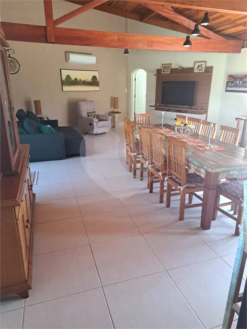 Casa Ampla com 5 Dormitórios, Piscina e Lazer Completo em Terreno de 1.260 m²