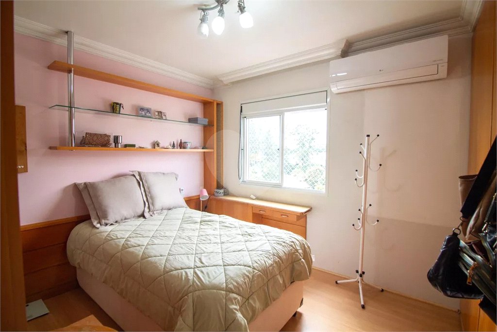 Casa à venda com 4 quartos, sendo 3 suítes, no condomínio Residencial Sans Souci, São Paulo - SP