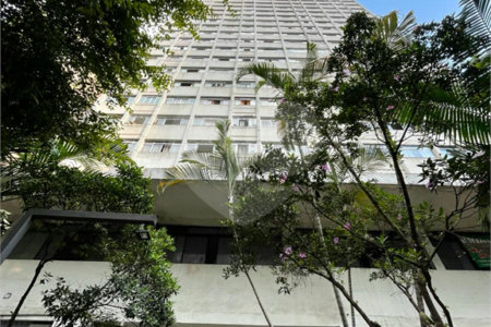 Apartamento á venda na Bela Vista com 57m² reformado e com armário embutido.