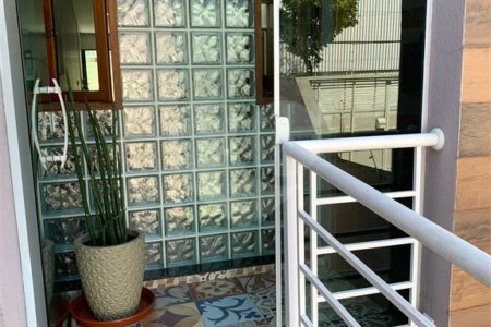 Sobrado com 3 quartos e garagem para 5 veículos.
