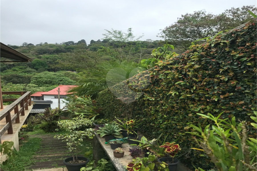 Sobrado à venda com 3 suítes em Serra da Cantareira, Mairiporã, SP