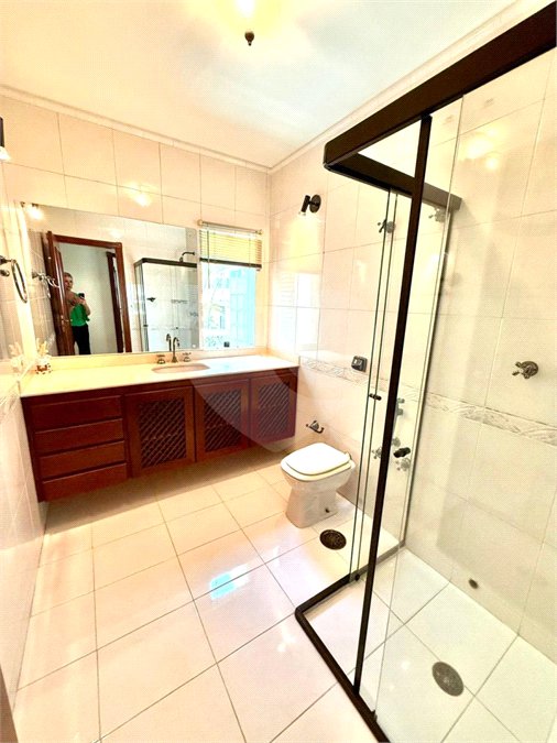 Sobrado à venda com 5 quartos, sendo 3 suítes,  em Jardim Leonor, São Paulo, SP