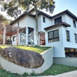 Casa à venda com 4 quartos, sendo 3 suítes, no condomínio Cantareira, Mairiporã - SP