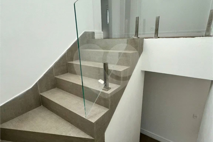 Casa à venda com 4 quartos, sendo 2 suítes, no condomínio Residencial Floresta, São Paulo - SP