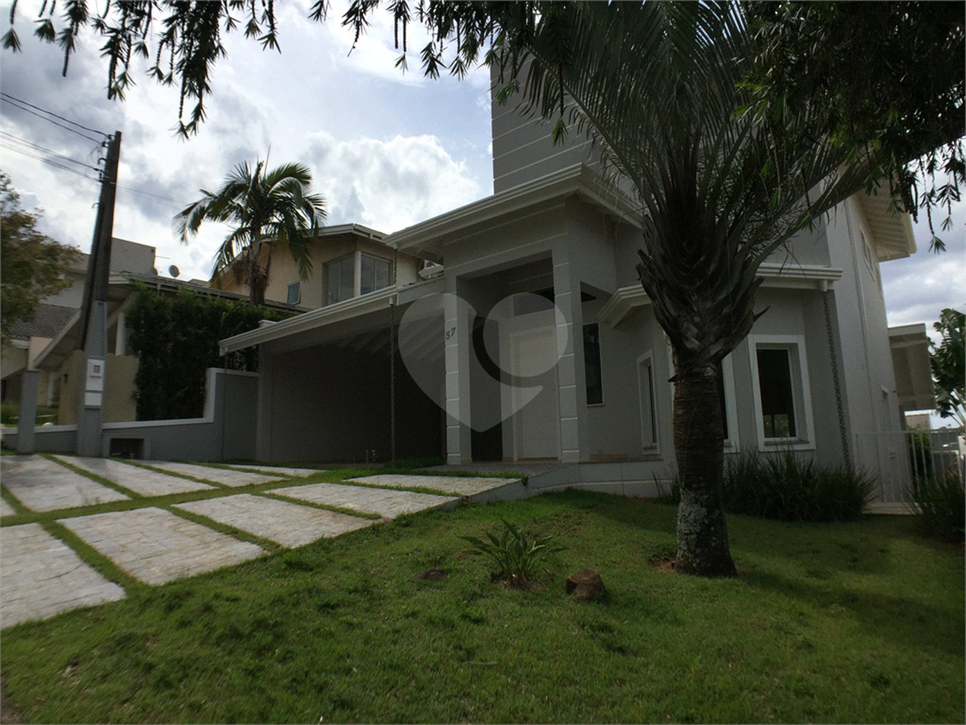Casa à venda ou para alugar com 3 suítes no condomínio Recanto dos Paturis, Vinhedo - SP