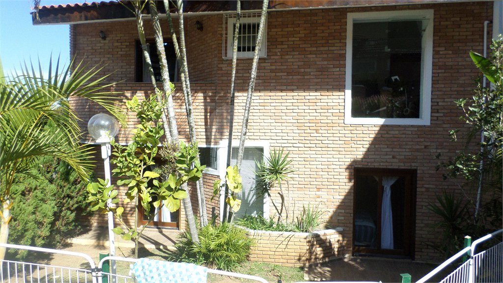 Sobrado à venda com 4 suítes em Recanto Impla, Carapicuíba, SP