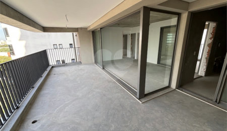 Apartamento à venda com 3 suítes em Moema, São Paulo, SP