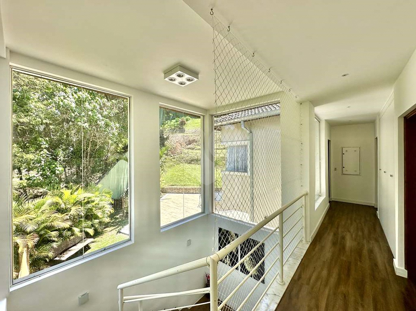 Casa à venda com 4 quartos, sendo 3 suítes, no condomínio Vilarejo, Carapicuíba - SP