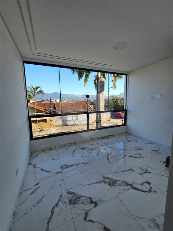 Casa à venda com 3 quartos, sendo 1 suíte,  em Maracanã, Praia Grande, SP
