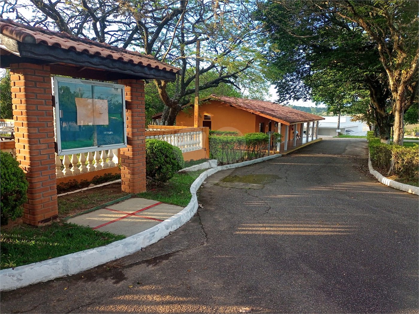 Casa à venda com 5 quartos, sendo 1 suíte, no condomínio Village da Serra, Araçoiaba da Serra - SP