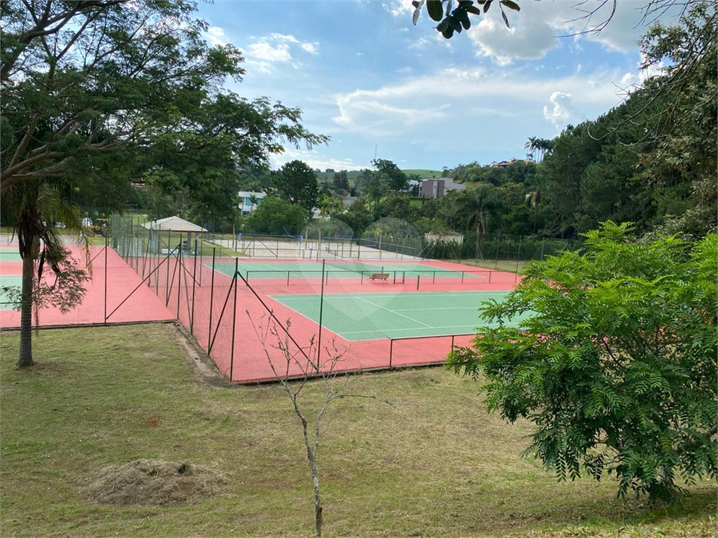 Casa à venda com 4 quartos, sendo 3 suítes,  no condomínio Jardim das Palmeiras, Bragança Paulista - SP