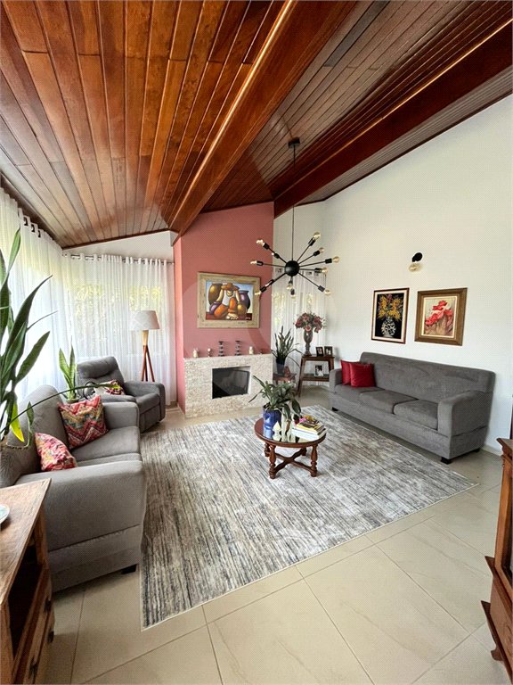 Casa à venda com 3 quartos, sendo 1 suíte,  no condomínio Portal do Sabiá, Araçoiaba da Serra - SP