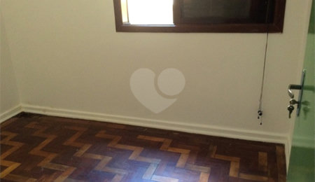 Casa à venda com 4 quartos, sendo 1 suíte, no condomínio Conselheiro Moreira de Barros, São Paulo - SP