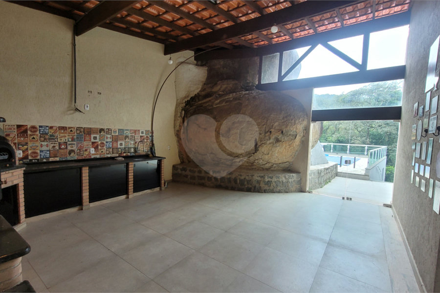 Casa à venda com 4 quartos, sendo 1 suíte, no condomínio Parque Suiça, Caieiras - SP