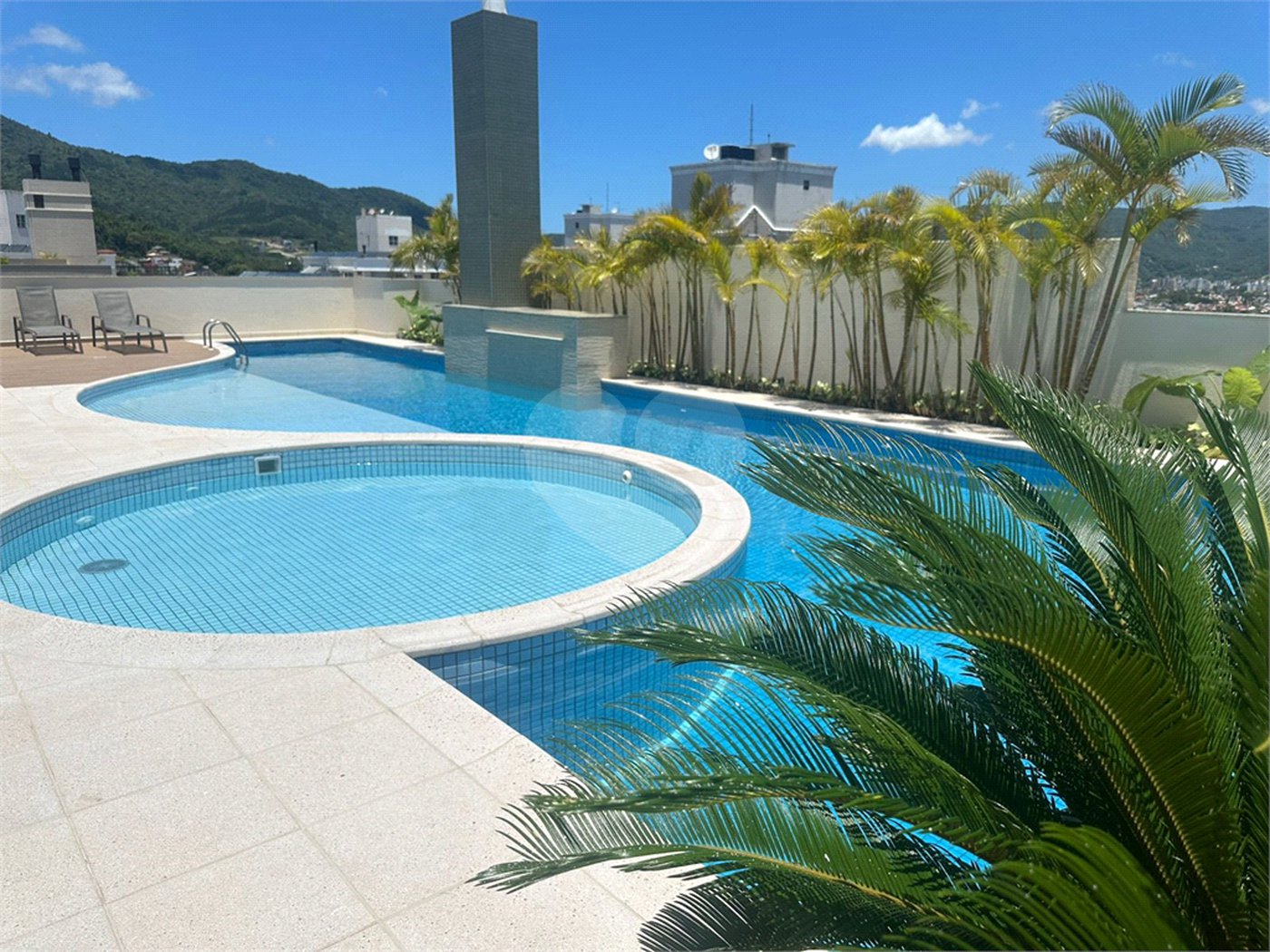 Apartamento à venda ou para alugar com 2 suítes em Itacorubi, Florianópolis, SC