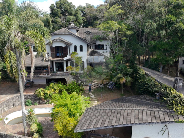 Casa à venda com 3 quartos, sendo 4 suítes,  no condomínio Alpes da Cantareira, Mairiporã - SP