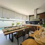 Indaiatuba - Condominio Villa Sapezal - 318 m² de Terreno - 230 m² de Área Construída - 3 suítes, sendo 1 Master com closet planejado - Sala de TV - Sala de estar integrada à Sala de jantar - Cozinha com móveis planejados - Despensa - Escritório planejado - Lavabo - Piscina com preparação para aquec