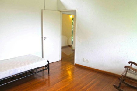 Casa à venda com 3 quartos, sendo 1 suíte, em Guarapiranga, São Paulo, SP