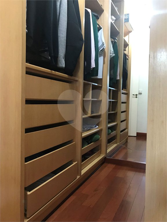 Casa à venda com 4 quartos, sendo 3 suítes, no condomínio Alpes da Cantareira, Mairiporã - SP