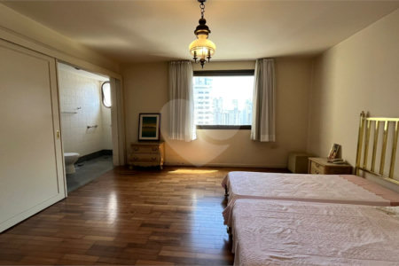 Apartamento à venda com 4 quartos, sendo 3 suítes, em Itaim Bibi, São Paulo, SP