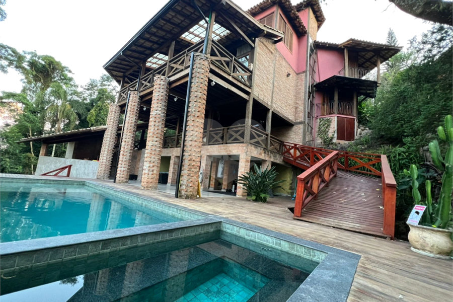 Casa à venda com 3 quartos, sendo 1 suíte,  no condomínio Alpes da Cantareira, Mairiporã - SP