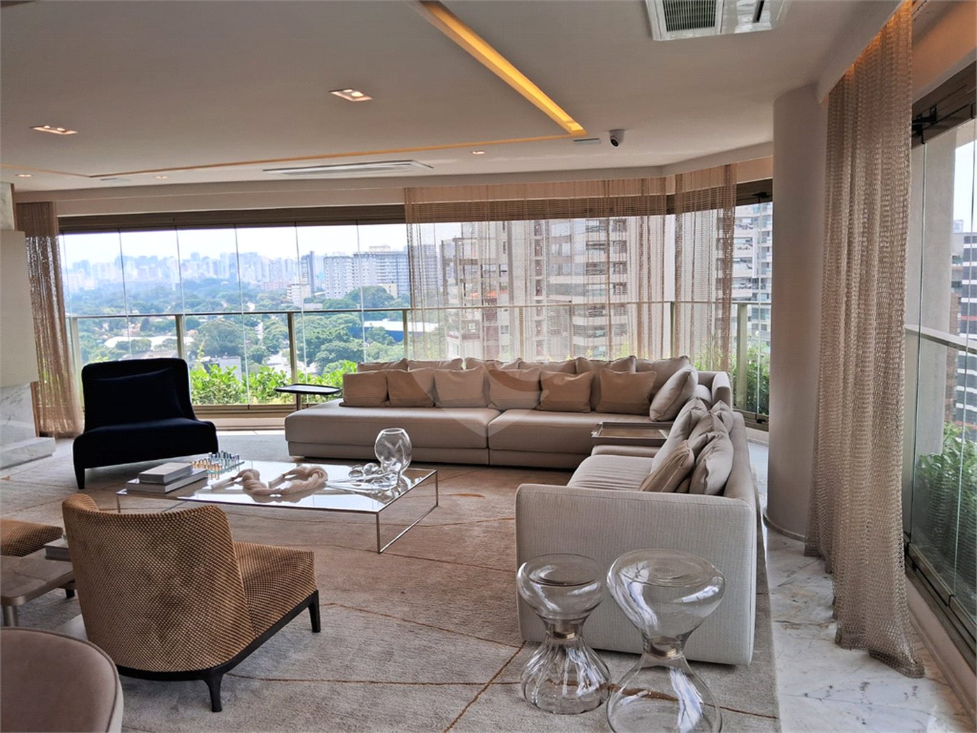 Apartamento à venda com 3 suítes em Moema, São Paulo, SP