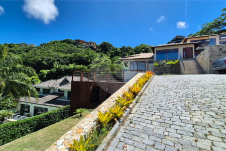 Casa à venda com 8 quartos, sendo 7 suítes, em Ferradura, Armação dos Búzios, RJ